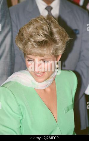 Princess Diana visit to the Badshahi Mosque in Pakistan Lahore Stock ...