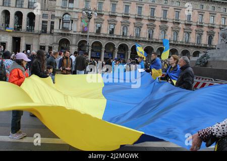 Milao, Italia. 2nd Apr, 2022. (INT) Ukrainians gather at the Duomo square in Milan. April 2, 2022, Milan, Italy: Ukrainians from the Milanese community gather in Piazza Duomo, in Milan, with the country's flags in front of the facade of main Duomo cathedral, as a way of demonstrating against the war, yes to peace''. that were scattered on the floor and candles to honor the victims of the conflict. (Credit Image: © Josi Donelli/TheNEWS2 via ZUMA Press Wire) Stock Photo