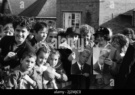 Bros stars Matt and Luke Goss go for tea at the home of 16-year-old fan Claire Austin in Bishops Itchington, Warwickshire, a prize she won on the BBC television programme 'Going Live'. 22nd February 1990. Stock Photo