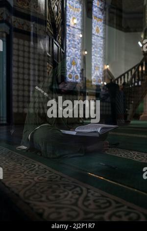 Medan, North Sumatra, Indonesia. 3rd Apr, 2022. A muslim recited the Qur'an in the Medan mosque located on the road SM. Raja, Medan, North Sumatra, Indnesia on April 3, 2022. Muslims in Indonesia live the first day of ramadan fasting on Sunday. (Credit Image: © Saddam Husein/ZUMA Press Wire) Stock Photo