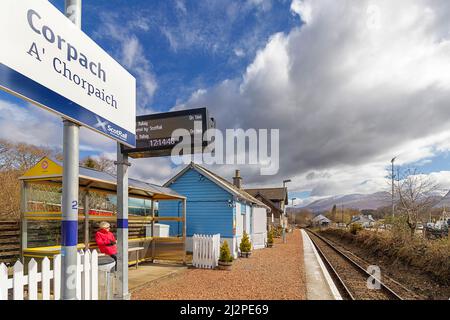 CORPACH SCOTRAIL RAILWAY STATION FORT WILLIAM SCOTLAND SUN ON THE PLATFORM BEN NEVIS IN THE DISTANCE Stock Photo