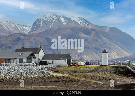 FORT WILLIAM SCOTLAND CORPACH PIER SCOTTISH CANALS BUILDINGS LIGHTHOUSE AND VIEW OF BEN NEVIS Stock Photo