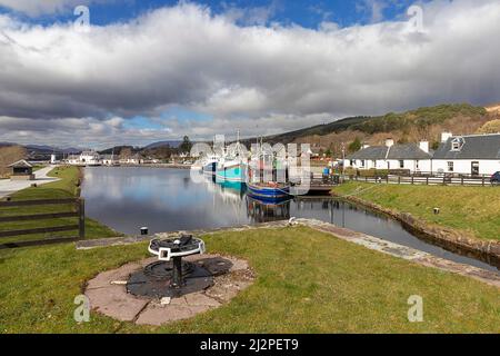 FORT WILLIAM SCOTLAND MOORED BOATS ON THE CALEDONIAN CANAL AT CORPACH Stock Photo