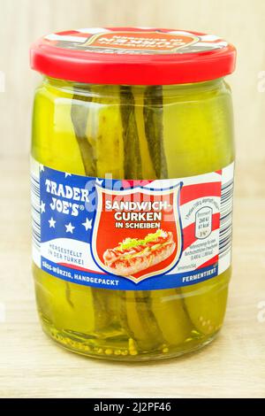 Trader Joe's Sandwich Gurken in Scheiben im Glas Stock Photo