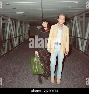 Matt Goss from the pop group Bros, and his girlfriend, model Melanie Sykesarrive at London Heathrow Airport from Los Angeles.  Picture taken 31st December 1992 Stock Photo