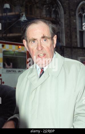 Peter Brooke at Windsor Castle, the day after the fire in the Brunswick Tower. 21st November 1992. Stock Photo