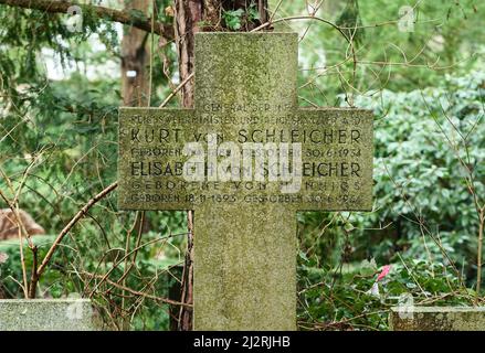 Berlin, Germany. 25th Jan, 2022. Jan. 25, 2022, Berlin. A cross stands on a grave at the Park Cemetery in Lichterfelde, where the urn of the last Chancellor of the Weimar Republic, Kurt von Schleicher, was presumably buried.Schleicher and his wife Elisabeth were assassinated in their home by members of the notorious Security Service of the Reichsführer SS (SD) in 1934 in the course of the so-called 'Röhm Putsch.' Credit: Wolfram Steinberg/dpa Credit: Wolfram Steinberg/dpa/Alamy Live News Stock Photo