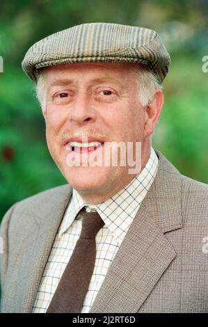 Photocall for new BBC production 'Keeping up Appearances'. Clive Swift. 2nd August 1992. Stock Photo