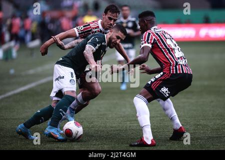 SP - Sao Paulo - 04/03/2022 - PAULISTA 2022 FINAL, PALMEIRAS X SAO PAULO -  Ze Rafael, a Palmeiras player, disputes a bid with Leo and Igor Gomes, Sao  Paulo players during