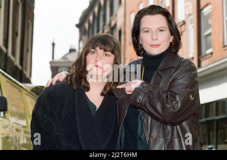 'The Comic Strip Presents...' photocall. Pictured, Dawn French and Jennifer Saunders. 5th April 1993. Stock Photo