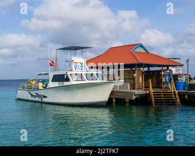 KRALENDIJK BONAIRE - OCTOBER 9, 2013: Dive boat at Divi Flamingo Beach Resort Stock Photo