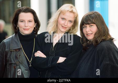 'The Comic Strip Presents...' photocall. Pictured Jennifer Saunders, Miranda Richardson and Dawn French. 5th April 1993. Stock Photo