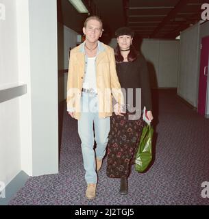 Matt Goss from the pop group Bros, and his girlfriend, model Melanie Sykesarrive at London Heathrow Airport from Los Angeles.  Picture taken 31st December 1992 Stock Photo