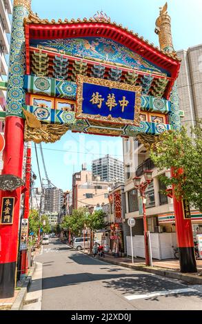 Suzaku-mon entrance gate to the Motomachi Chinatown district of Yokohama, Kanagawa, Japan Stock Photo