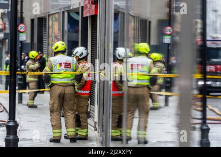 London, UK.  4 April 2022.  Emergency services, fire crew and police in attendance at a suspected gas leak at a property on Poland Street, next to Oxford Street.  Nearby roads have been cordoned off and people evacuated from properties, including the staff of Marks and Spencer.  Credit: Stephen Chung / Alamy Live News Stock Photo