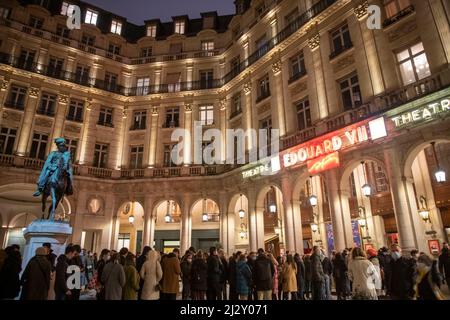 Paris (France): people queuing in front of the Theatre Edouard VII, theatre in the 4th arrondissement (district) Stock Photo