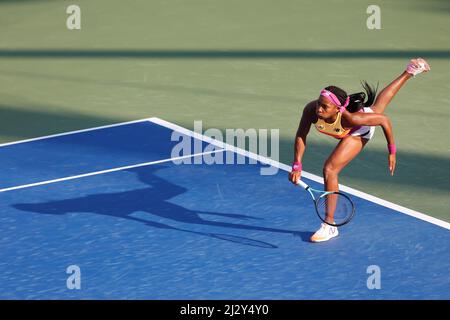 American tennis player Cori Gauff serving at the Dubai Tennis Championships 2022, Dubai, United Arab Emirates. Stock Photo