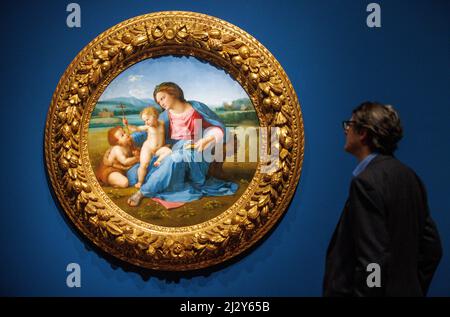 London, UK. 4th Apr, 2022. EMBARGOED till 00.01 on Wednesday 6 April 2022. The Virgin and Child with the Infant Saint John The Baptist (The Alba Madonna) Preview of Raphael Exhibition at the National Gallery that opens on April 9th. Credit: Mark Thomas/Alamy Live News Stock Photo