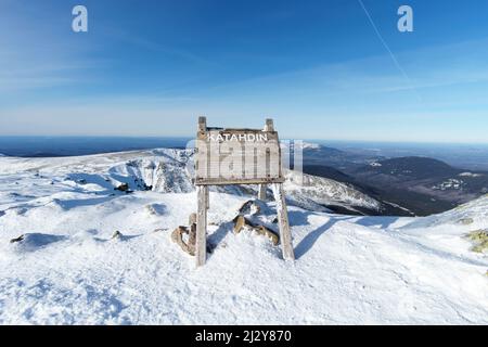 Mount Katahdin Summit, Knifes Edge in Winter, Winter, Northern Terminus Appalachian Trail, Baxter State Park, Highest Mountain in Maine. Stock Photo