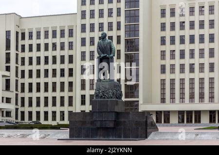 Minsk, Belarus, 04.11.21. Vladimir Lenin, Russian statesman and revolutionary, statue in front of the Government House building in Minsk, Belarus. Stock Photo