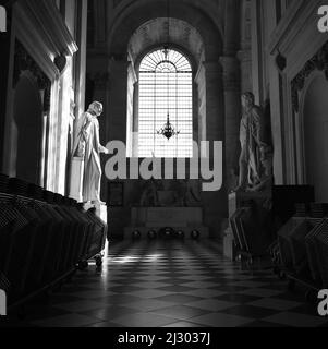 London, Greater London, England,  March 12 2022: Statues inside St Pauls Cathedral. Monochrome Stock Photo