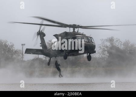Lop Buri, Thailand. 17th Mar, 2022. U.S. Army Soldiers, assigned to the 1st Special Forces Group (Airborne) and Royal Thai Army Special Forces Soldiers jump from a UH-60 Blackhawk helicopter as part of helo-cast training during Hanuman Guardian 2022 in Lopburi, Kingdom of Thailand, March 18, 2022. HG 22 provides a venue for both the USA and the RTA to advance interoperability and increase partner capacity in planning and executing complex and realistic multinational force and combined task force operations.  Credit: U.S. Army/ZUMA Press Wire Service/ZUMAPRESS.com/Alamy Live News Stock Photo