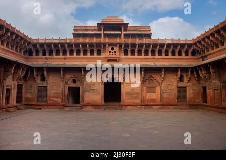 Agra, India.  Agra Fort, Jahangiri Mahal Courtyard.  Fusion of ndian-Style Corbelled Arches on Ground Level; Islamic Pointed Arches on Upper Floor. Stock Photo