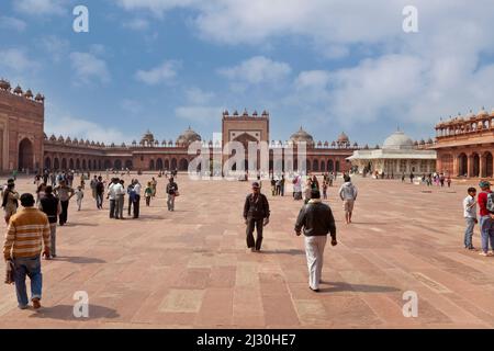 Fatehpur Sikri, Uttar Pradesh, India.  Inner Courtyard of Jama Masjid (Dargah Mosque), facing the Mihrab.  White Mausoleum of Salim Chishti on right. Stock Photo