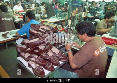 Leon Mexico,Mexican Hispanic,Emyco Shoe Factory,employees working employee worker workers shoes inside interior manufacturing Stock Photo