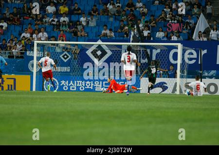 July 20, 2012 - South Korea, Suwon : Hamburger SV of Germany and FC Groningen of Netherland players compete ball during the Peace Cup Suwon qualifying round. Hamburger SV won the match 2-1. Stock Photo