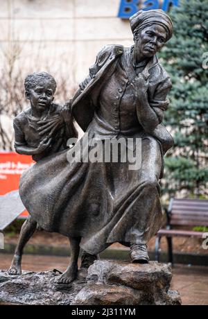 White Plains, NY - USA - April 3, 2022: Vertical view of Wesley Wofford's  9 ft bronze sculpture, Harriet Tubman — The Journey to Freedom. Depicting T Stock Photo