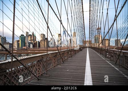 pedestrain walkway on the Brooklyn Bridge in New York City with a view of the Lower Manhattan skyline Stock Photo