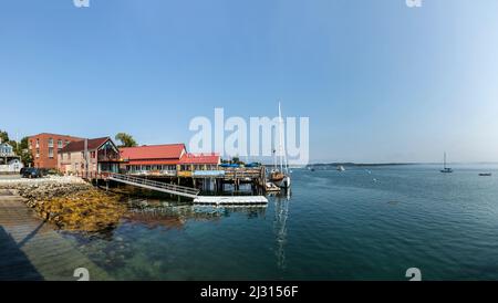 CASTINE, USA - SEP 17, 2017: beautiful houses in victorian style and boats at the pier in Castine, USA. In the 1630s the French built a fort here.  In Stock Photo