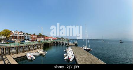 CASTINE, USA - SEP 17, 2017: beautiful houses in victorian style and boats at the pier in Castine, USA. In the 1630s the French built a fort here.  In Stock Photo