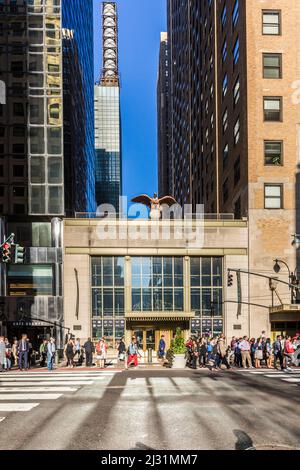 NEW YORK, USA - OCT  5, 2017:  people hurry in early morning to their offices and  pass the famous grand central market at grand central station  down Stock Photo