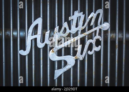 Brand logo on radiator grille of Austin Six car from 1939 Stock Photo