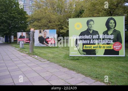 Klaus Lederer (Linke), Robert Habeck und  Annalena Baerbock (Gruene) - Wahlplakate zu den Bundestagswahlen 2021, Berlin-Mitte  (nur fuer redaktionelle Stock Photo
