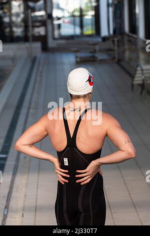 March 22, 2022, Marseille, France: French swimmer who won a bronze medal in 50 m butterfly Melanie Henique seen at the edge of the pool during her training. Tony Estanguet, a member of the IOC (International Olympic Committee) and the organizing committee of the Olympic Games Paris 2024 is visiting Marseille. He met the athletes of the swimming club Cercle des Nageurs de Marseille. The city of Marseille will organize an important part of the nautical events of Paris 2024. (Credit Image: © Laurent Coust/SOPA Images via ZUMA Press Wire) Stock Photo