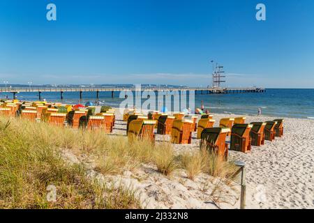 Beach, pier and sailing ship in front of the Baltic Sea resort of Binz, Rügen Island, Mecklenburg-West Pomerania, Germany Stock Photo