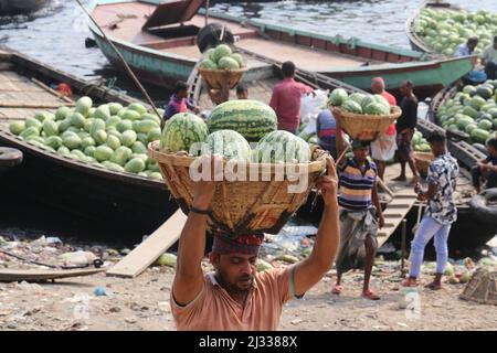 Dhaka, Bangladesh. 5th Apr, 2022. Watermelon is a delicious and calming fruit in extreme heat. During the hot season, watermelons produced in different districts of the southern part of the country are brought by water vessels to Badamtali Ghat on the banks of river Buriganga in Dhaka. This is the largest watermelon wholesale market in Bangladesh. (Credit Image: © Md. Rakibul Hasan/ZUMA Press Wire) Stock Photo