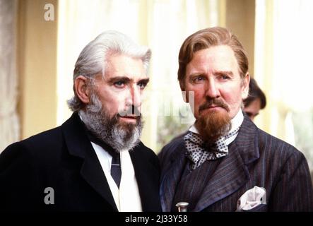 l-r: Frank Finlay (Lopakhin), Leslie Phillips (Gayev) in THE CHERRY ORCHARD by Chekhov at the Theatre Royal Haymarket, London SW1  18/10/1983  set design: Kenneth Mellor  costumes: Mark Negin  lighting: Andy Phillips  director: Lindsay Anderson Stock Photo