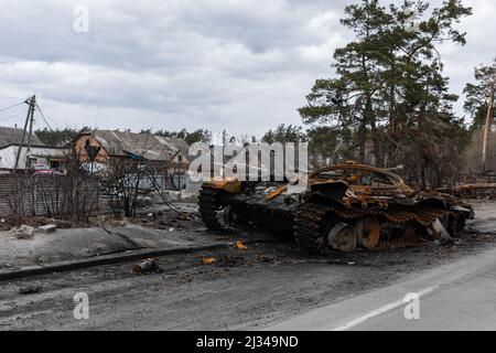 Dmytrivka, Ukraine. 04th Apr, 2022. Destroyed Russian tank seen in the village of Dmytrivka, Zhytomyr region. Following the Ukrainian force's counter-attacks and retreating Russian forces, Iprin and Bucha and the surrounding cities and villages of Kyiv Oblast have been retaken by the Ukrainian forces. (Photo by Alex Chan Tsz Yuk/SOPA Images/Sipa USA) Credit: Sipa USA/Alamy Live News Stock Photo