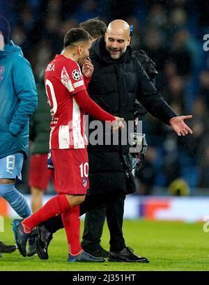 Atletico Madrid's Angel Correa (left) and Manchester City manager Pep Guardiola after the UEFA Champions League Quarter Final first leg match at the Etihad Stadium, Manchester. Picture date: Tuesday April 5, 2022. Stock Photo