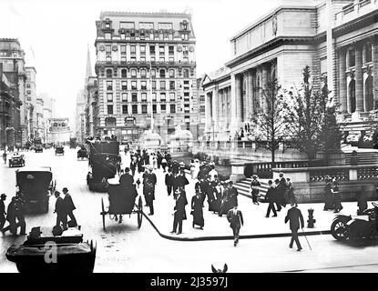 Fifth Avenue and New York Public Library at Forty-second Street, New York City, New York, USA, Detroit Publishing Company, 1908 Stock Photo