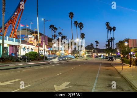 SANTA CRUZ, CA-MAR 31, 2022: Night view of the Santa Cruz Beach Boardwalk, seen from the front entry with its bright neon sign. The vintage seaside am Stock Photo