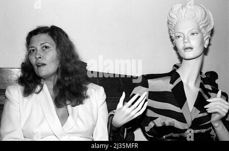 Faye Dunaway with mannequin at the opening of her boutique Dunaway O'Neill in Santa Monica, CA, 1979 Stock Photo