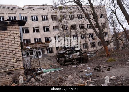 Bucha, Ukraine. 05th Apr, 2022. A Ukrainian tank is seen near a destroyed building in Bucha, Ukraine on April 5, 2022. Russian military forces entered Ukraine territory on Feb. 24, 2022. (Photo by Daniel Brown/Sipa USA) Credit: Sipa USA/Alamy Live News Stock Photo