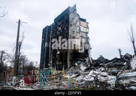 Kyiv, Ukraine. 05th Apr, 2022. A residential building was hit by a missile in Borodyanka, a small village in Kyiv Oblast. As the Russian forces withdrawal from the Kyiv area, the scope of damage and loss of human life as a result of the Russian Invasion has become evident. Instances of specifically targeting civilians whether with executions or targeted airstrikes on residential areas have come to light. Credit: SOPA Images Limited/Alamy Live News Stock Photo