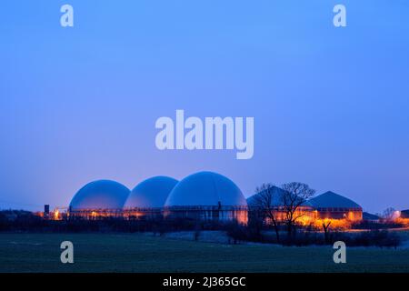 06 April 2022, Saxony-Anhalt, Hohe Börde: A gloomy day dawns over a biogas plant. It is supposed to remain cloudy and rainy in the region. It is also supposed to become stormier again. A change in the weather is not in sight. Photo: Klaus-Dietmar Gabbert/dpa/ZB Stock Photo