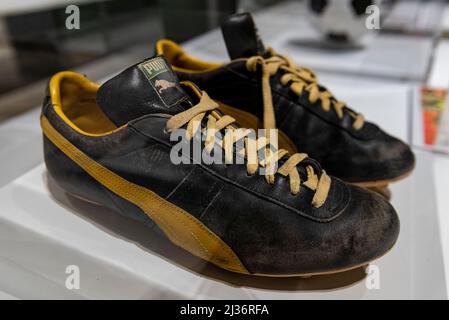spøgelse timeren Torrent London, UK. 6 April 2022. "Puma King Pelé" pair of boots", 1972 - Pelé wore  a customised pair in the 1970 World Cup. Preview of 'Football: Designing  the Beautiful Game', a new